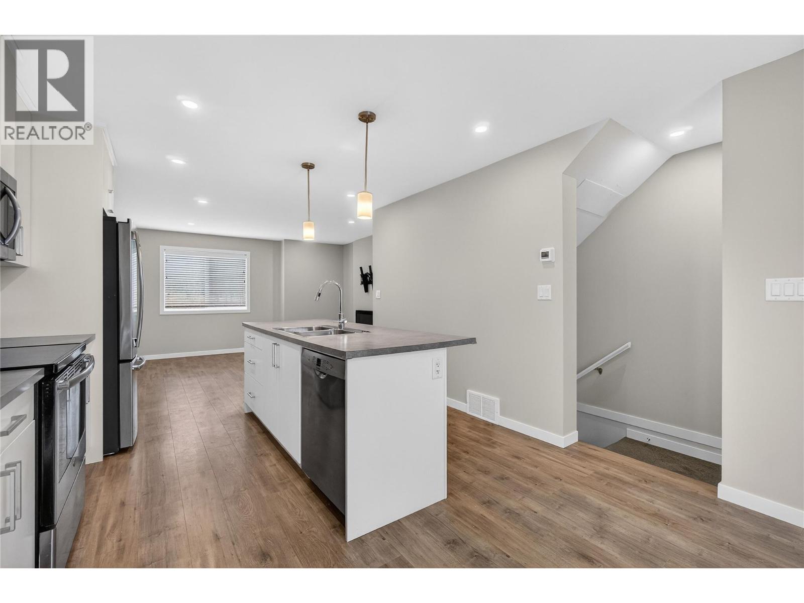 4 2081 11 Avenue Northeast, Salmon Arm