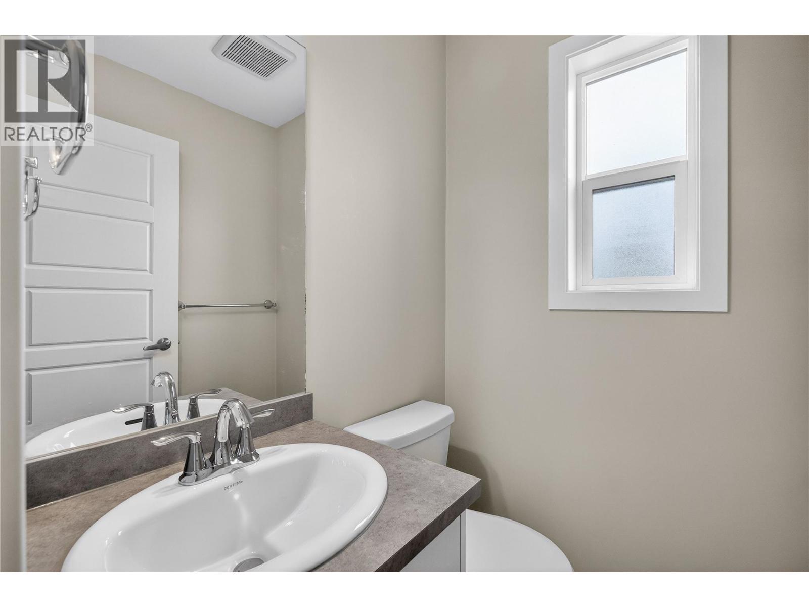 4 2081 11 Avenue Northeast, Salmon Arm