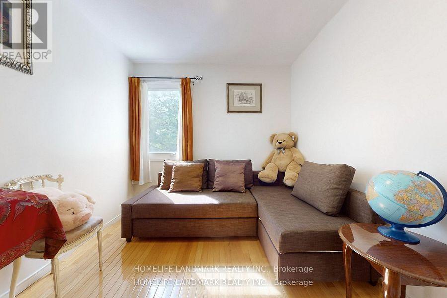 32 COATSWORTH CRESCENT - 26