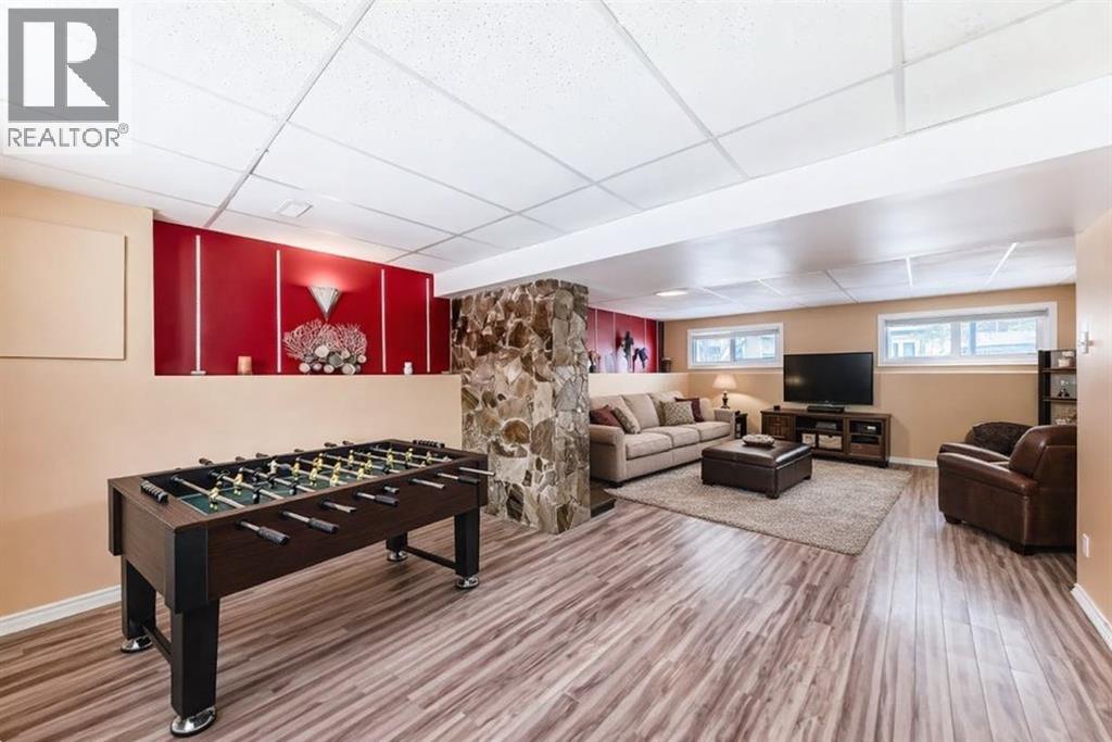 Single Family House 4 Level for Sale in  Pinecliff Way NE Pineridge Calgary 