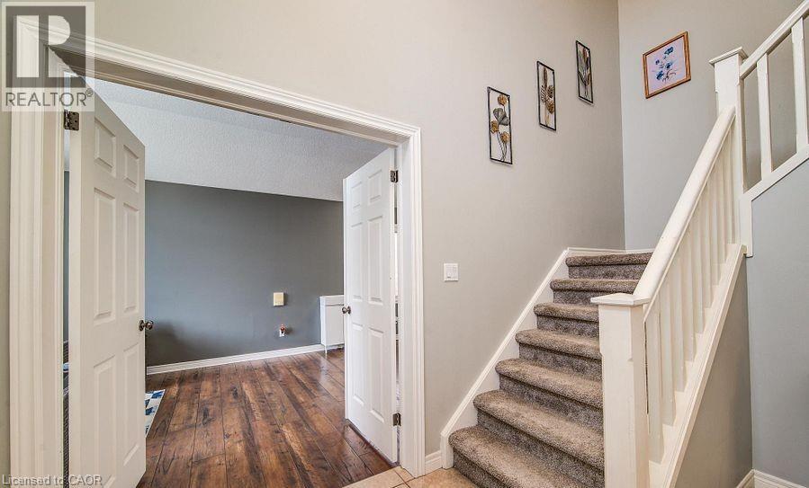 127 FALCON Drive - Photo 3 of 40, Woodstock, Ontario