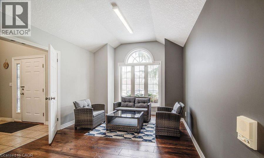 127 FALCON Drive - Photo 4 of 40, Woodstock, Ontario