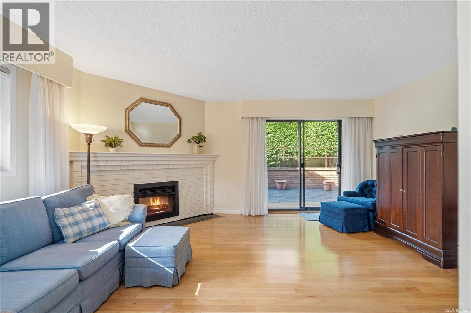 102 1052 Rockland Avenue, Victoria