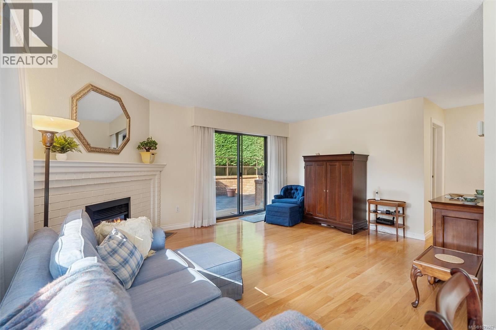 102 1052 Rockland Avenue, Victoria