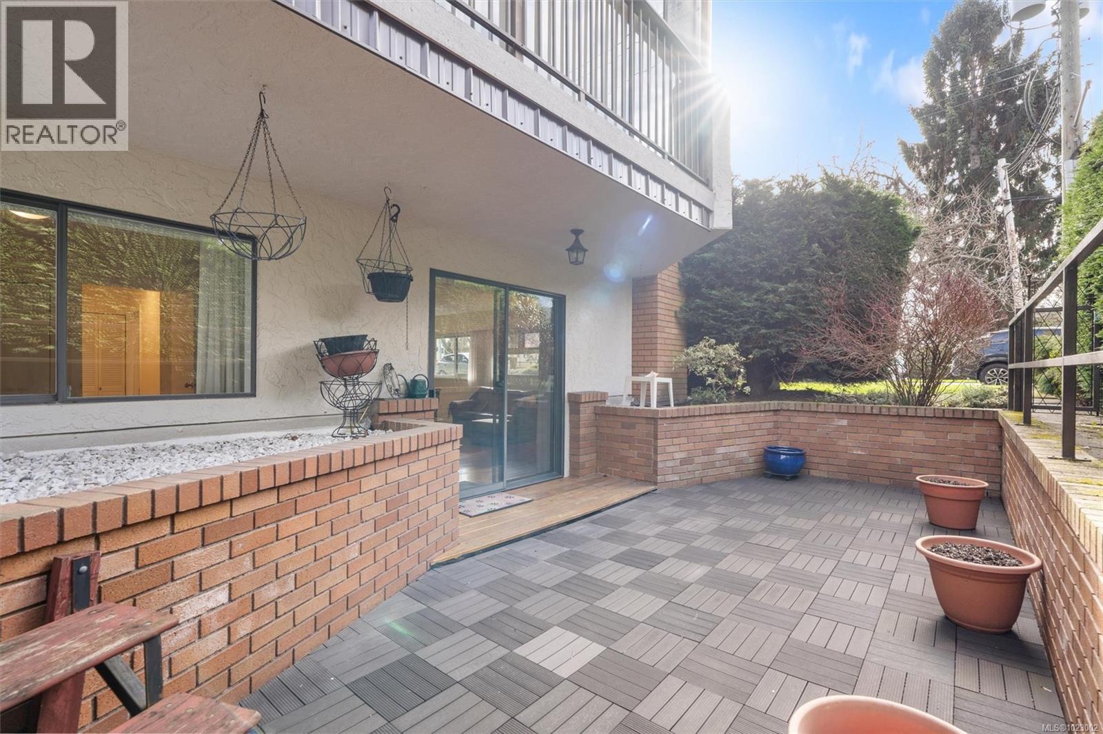 102 1052 Rockland Avenue, Victoria