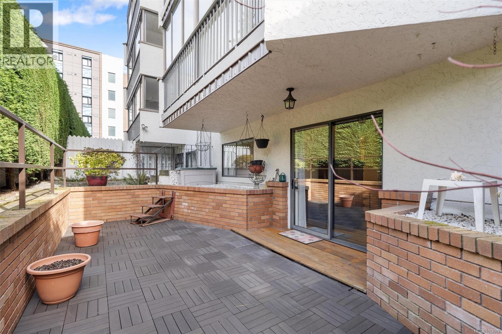 102 1052 Rockland Avenue, Victoria