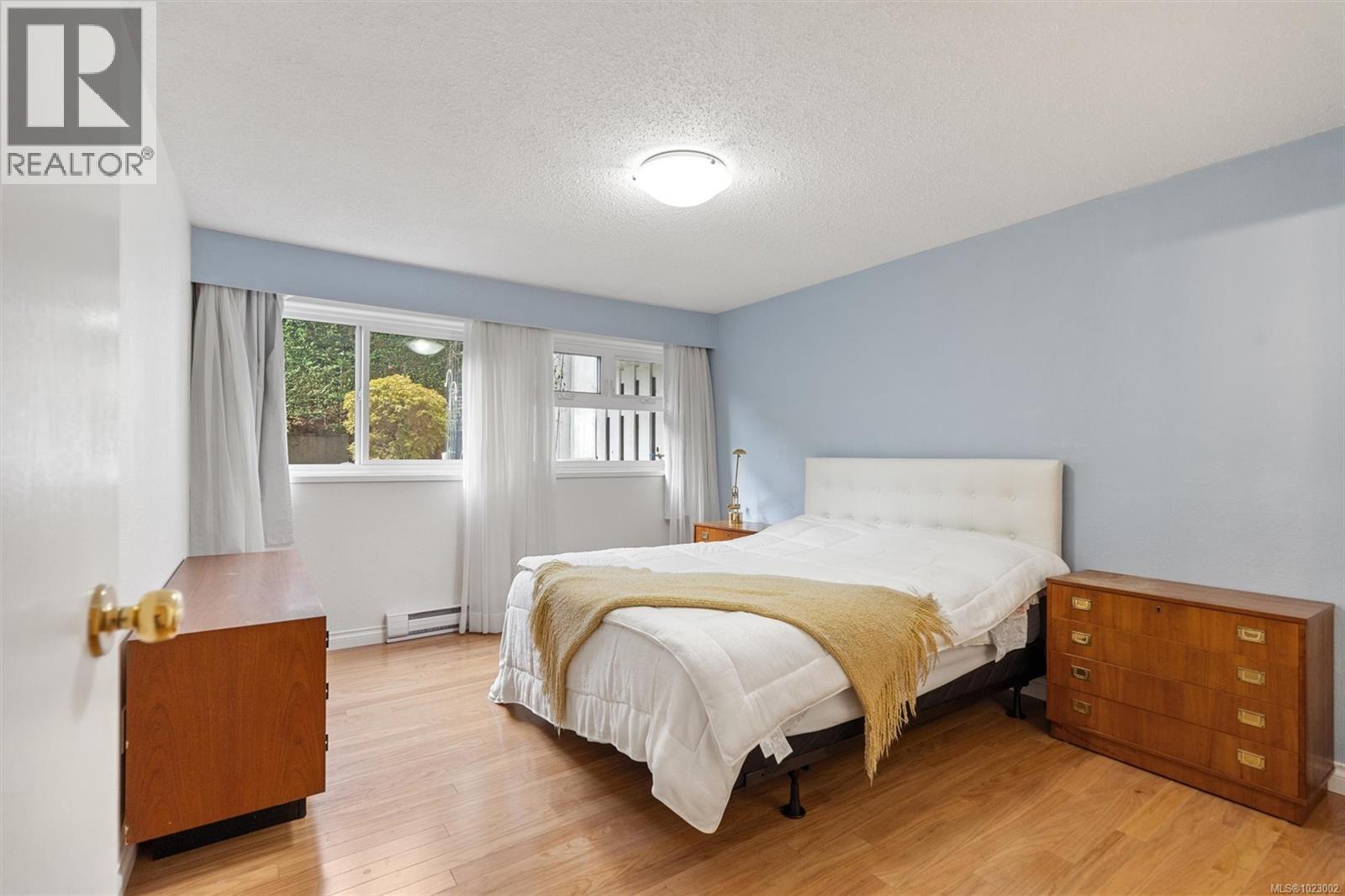 102 1052 Rockland Avenue, Victoria