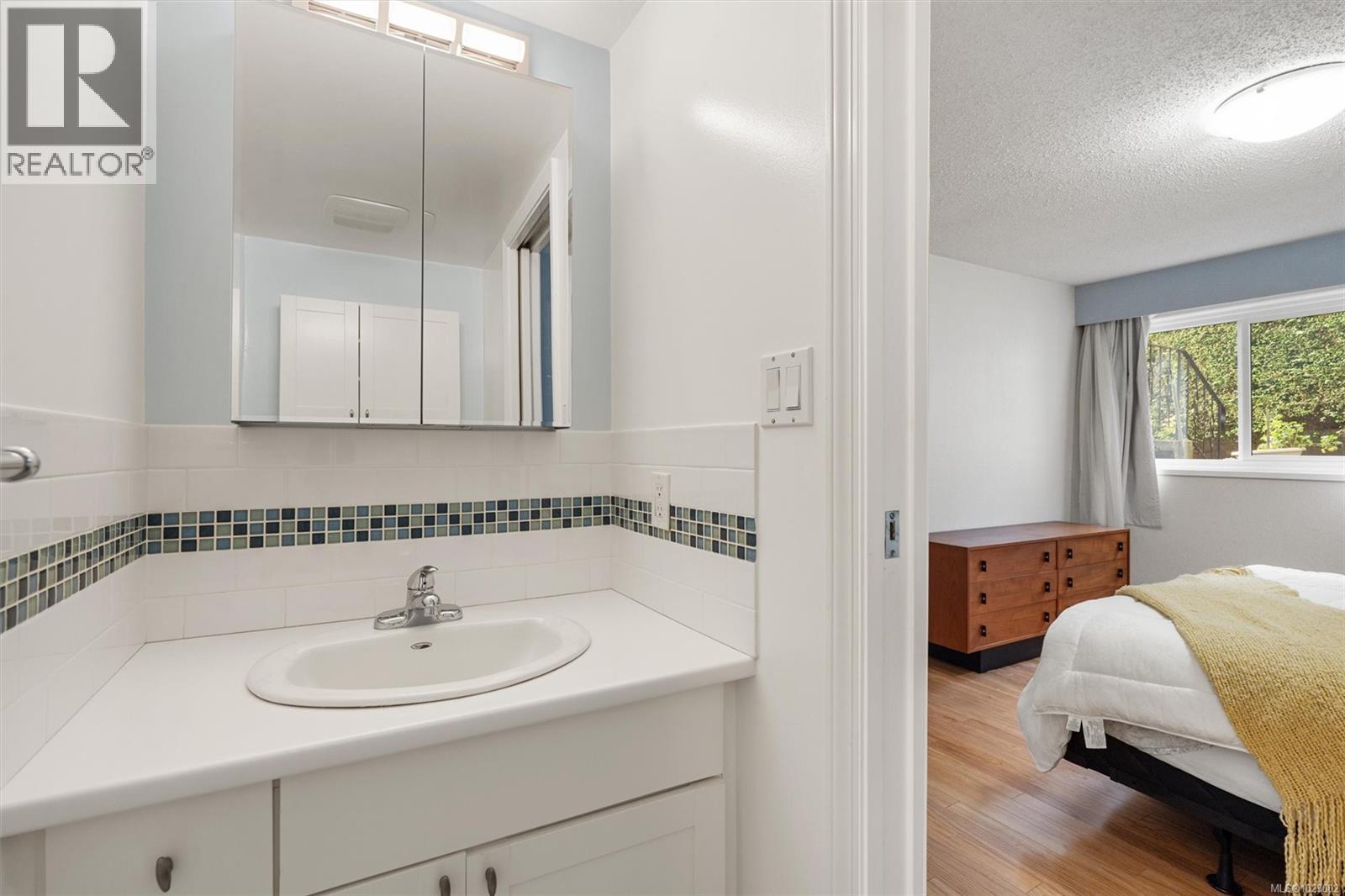 102 1052 Rockland Avenue, Victoria