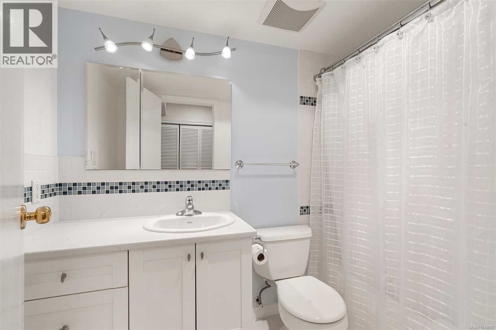 102 1052 Rockland Avenue, Victoria