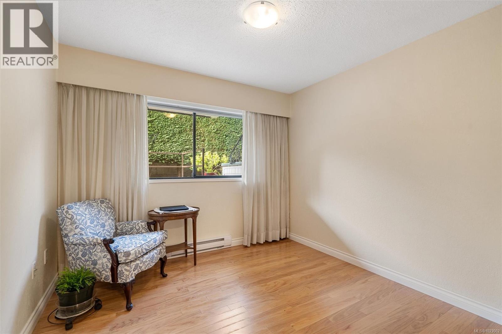 102 1052 Rockland Avenue, Victoria