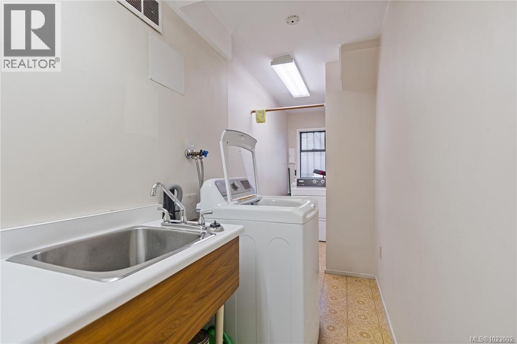 102 1052 Rockland Avenue, Victoria