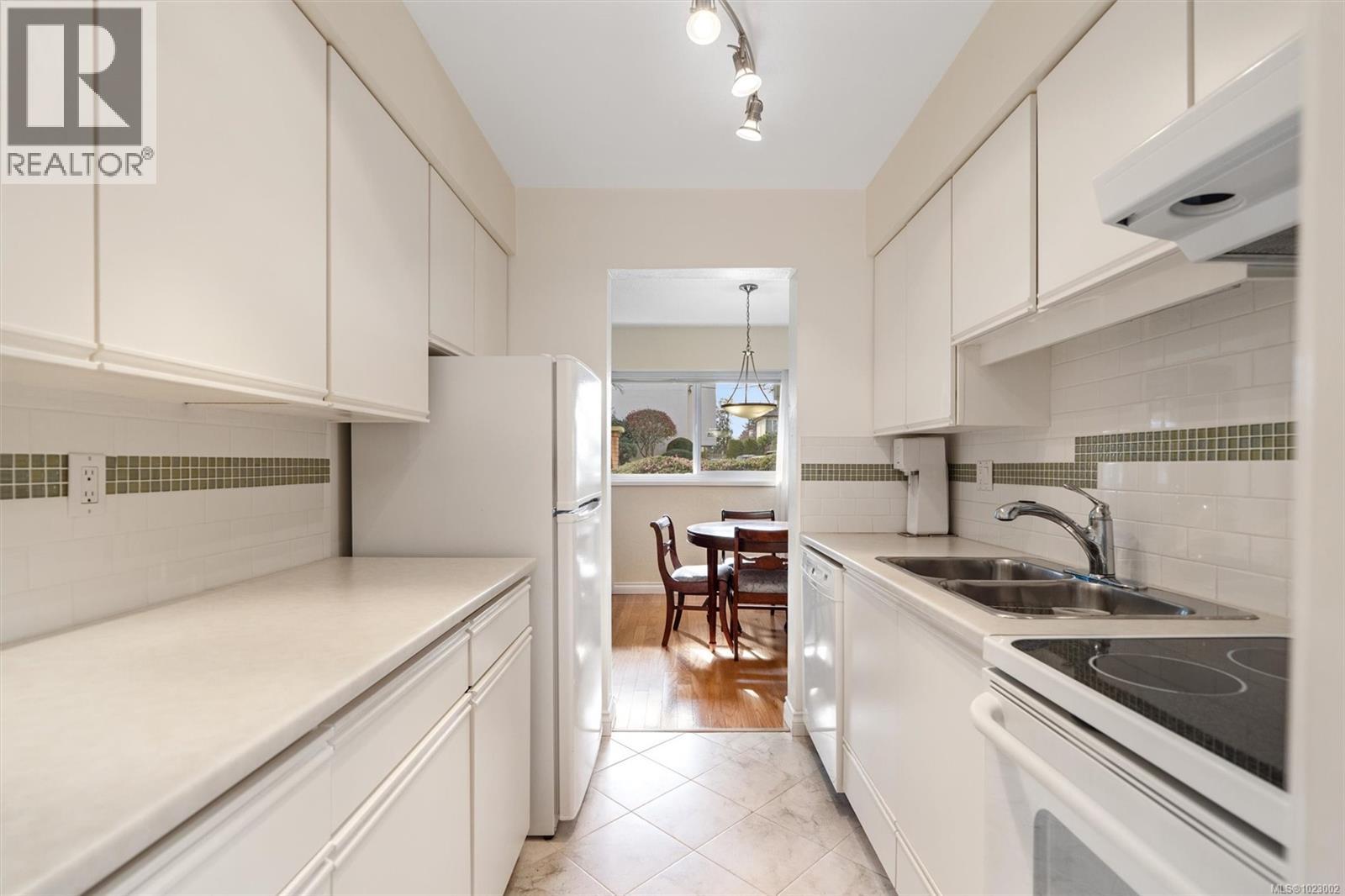 102 1052 Rockland Avenue, Victoria