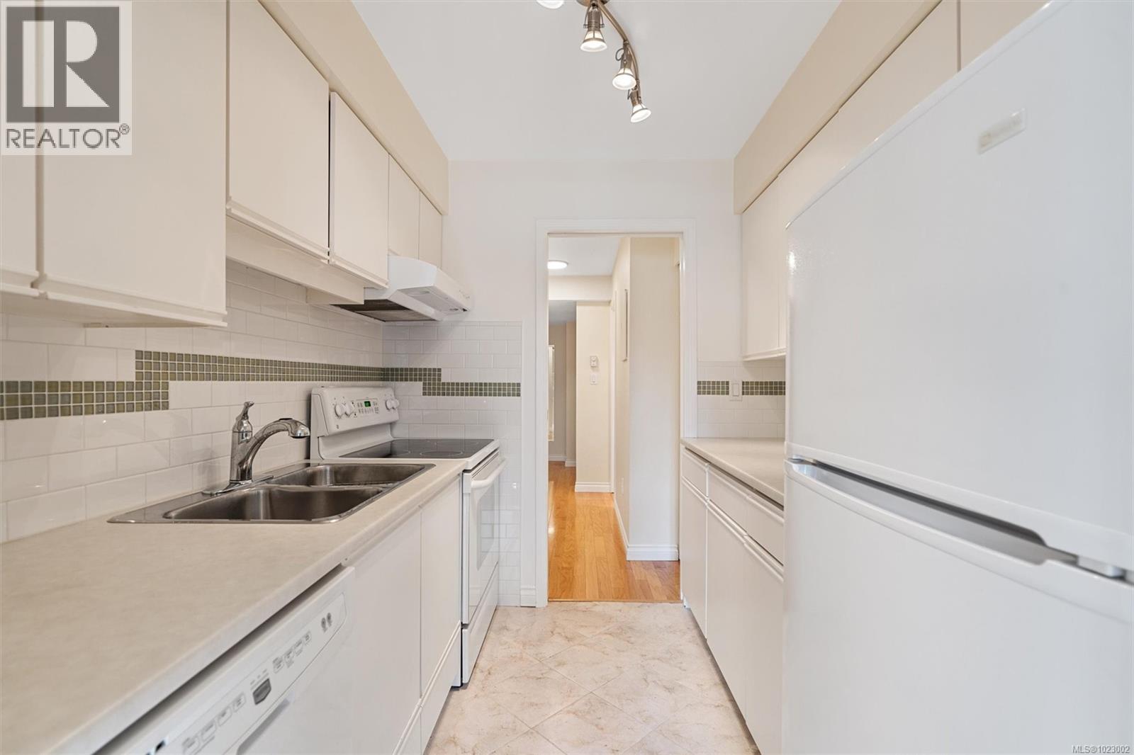 102 1052 Rockland Avenue, Victoria