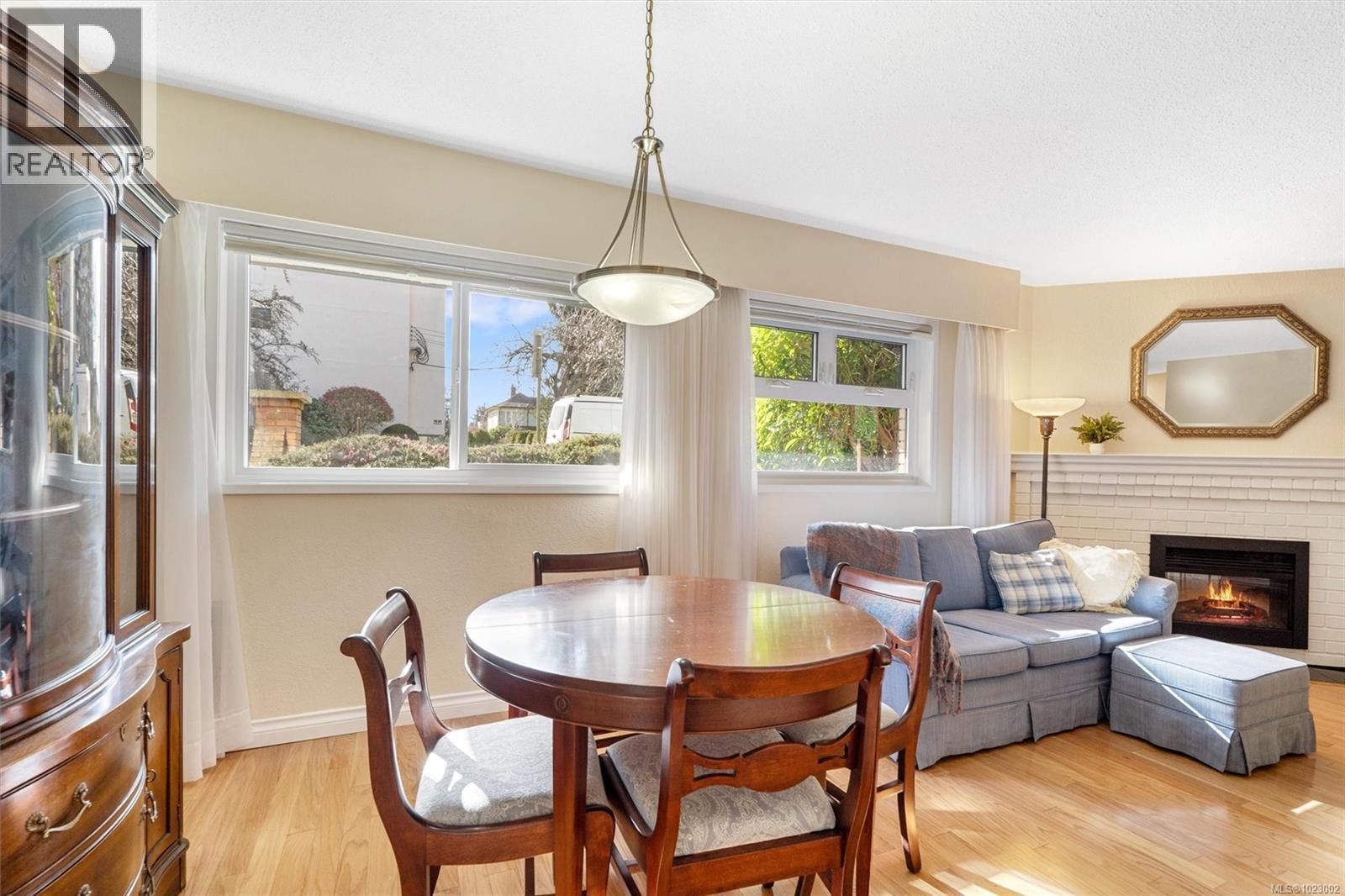 102 1052 Rockland Avenue, Victoria