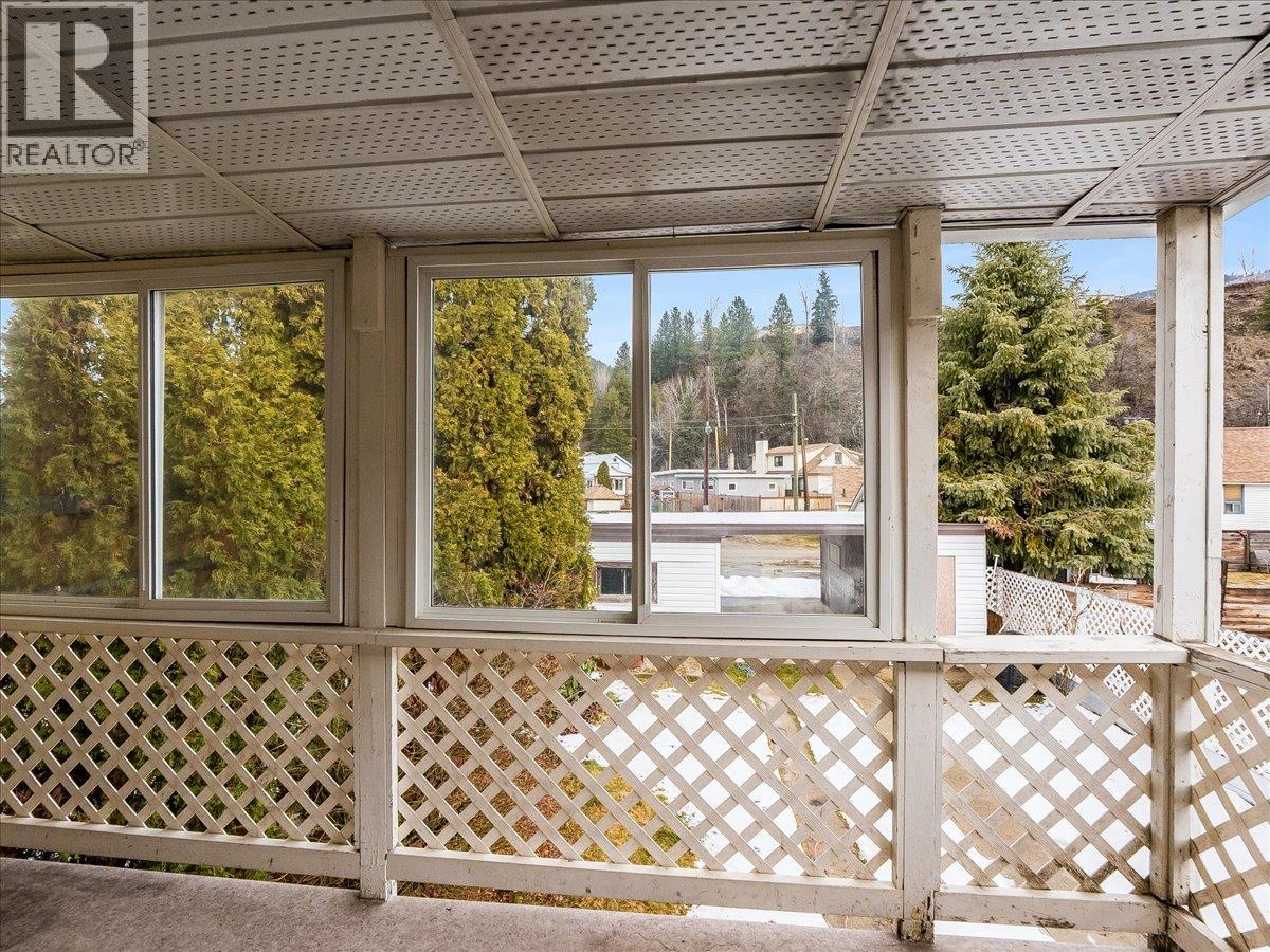 1867 FIFTH Avenue, Trail