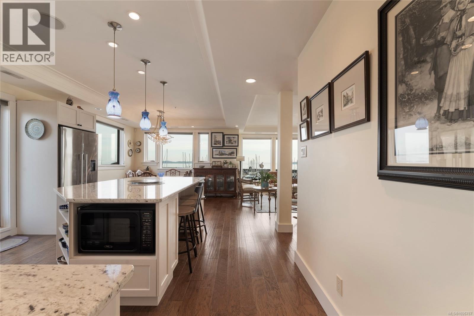 201 9949 Third Street, Sidney