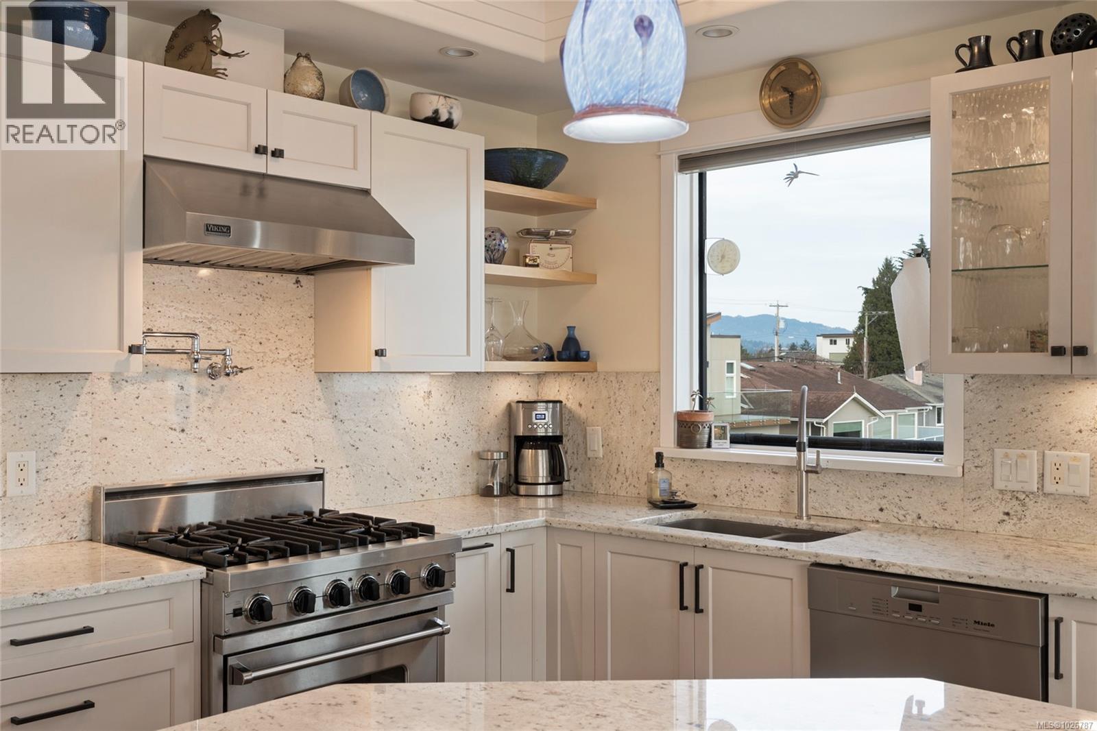 201 9949 Third Street, Sidney