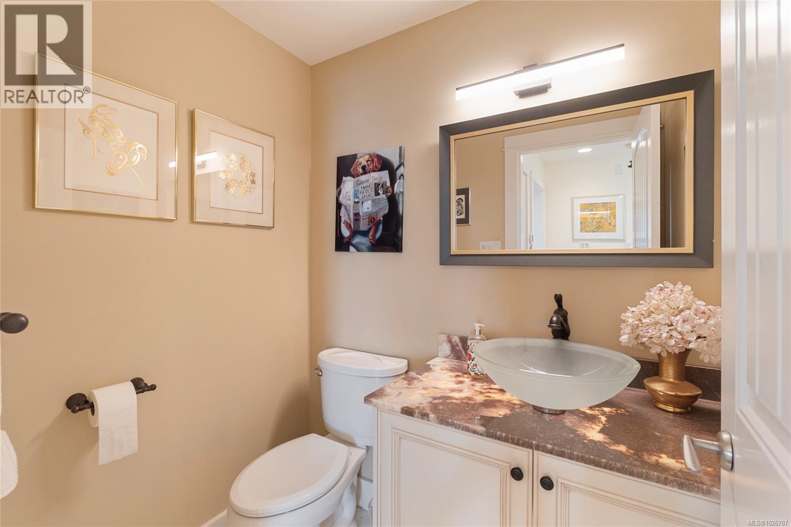 201 9949 Third Street, Sidney