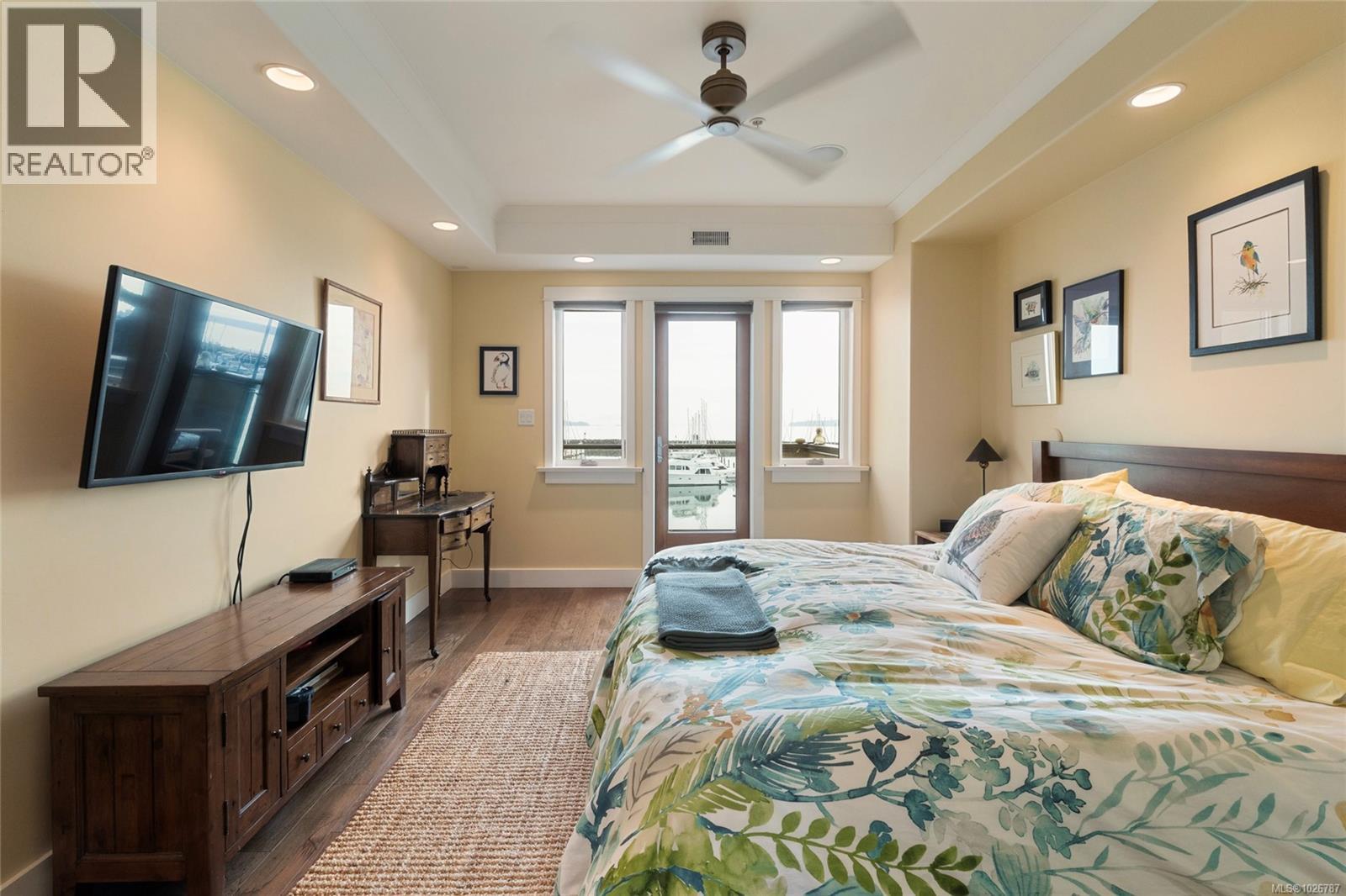 201 9949 Third Street, Sidney