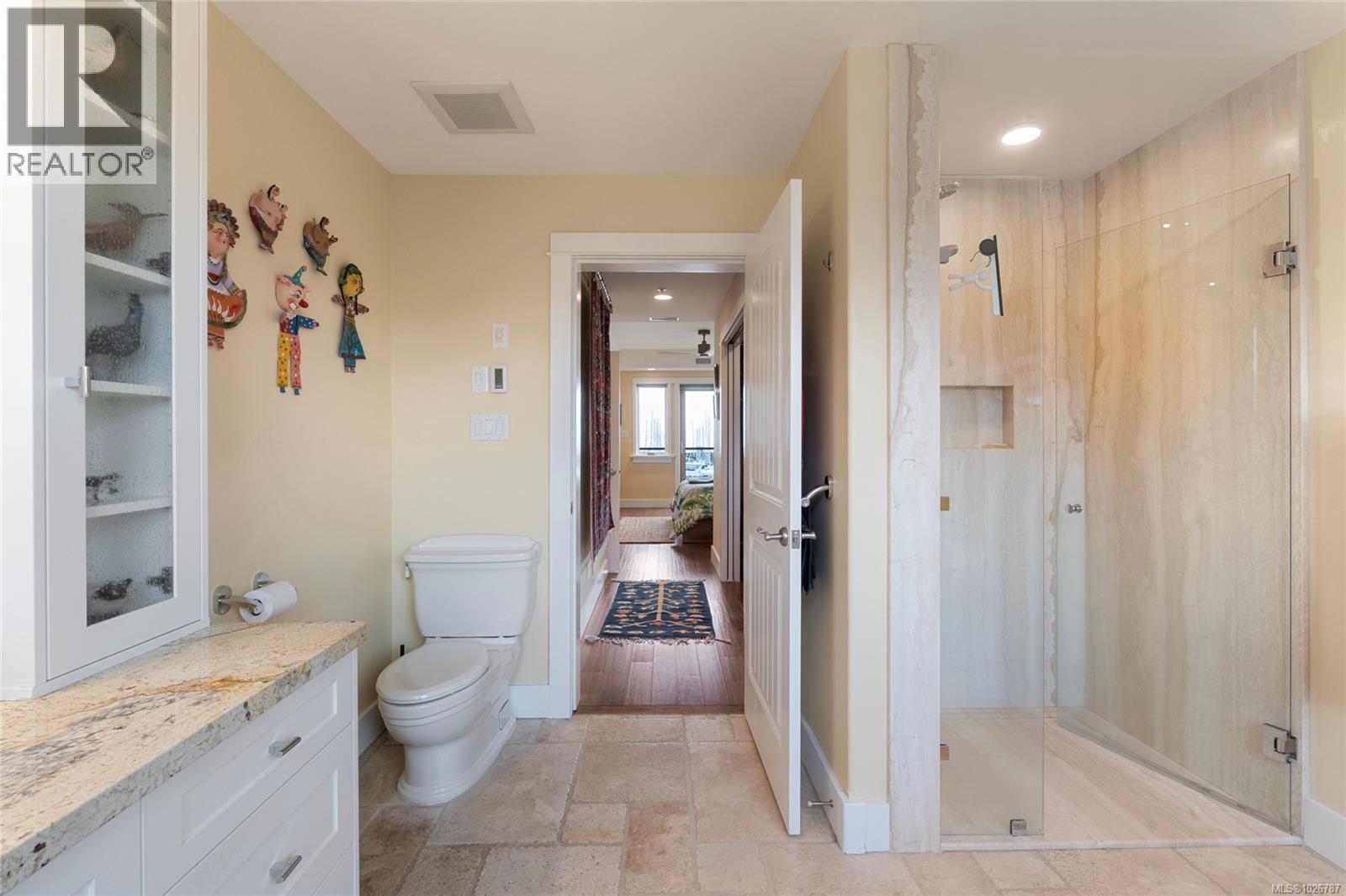 201 9949 Third Street, Sidney