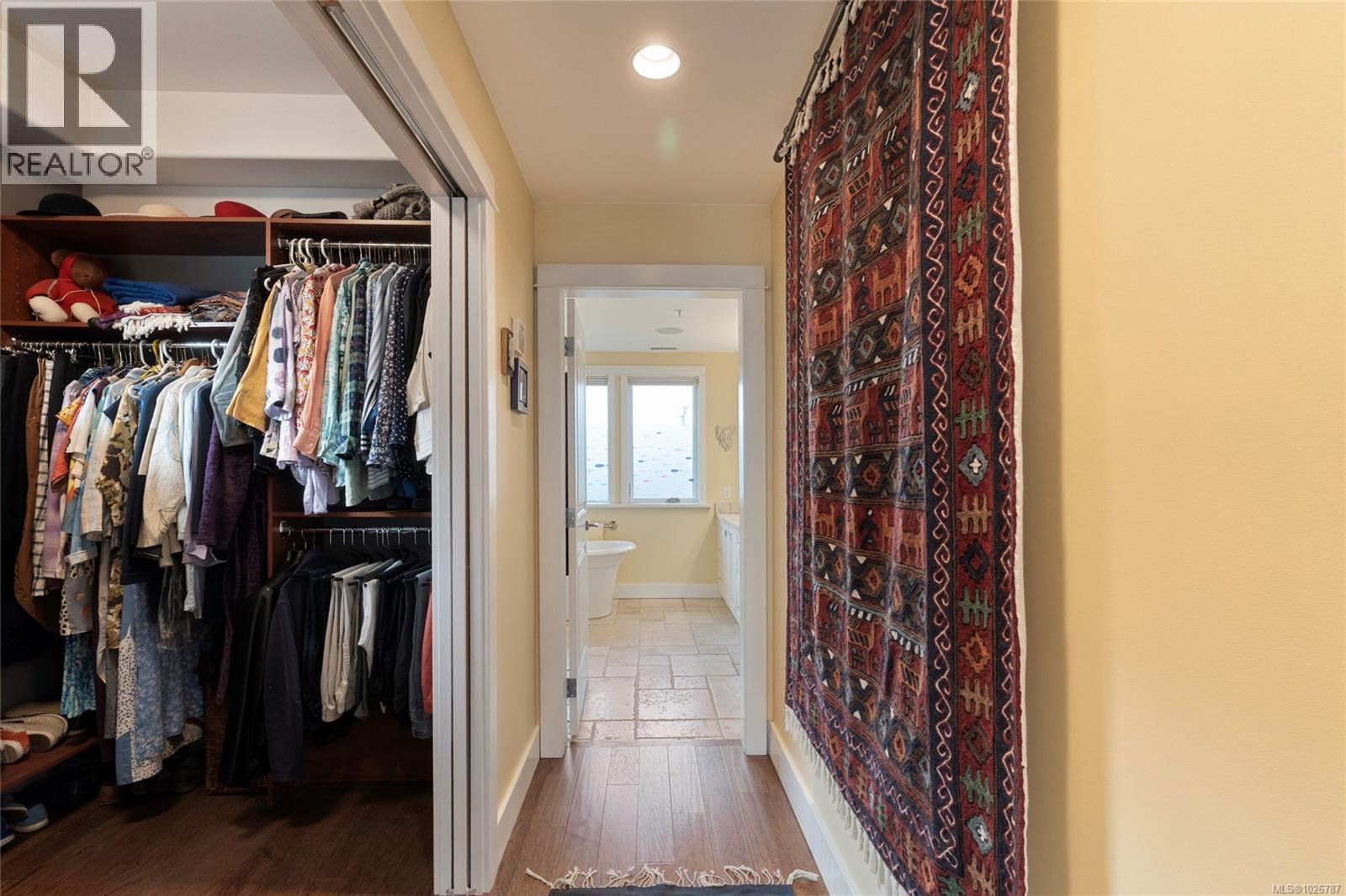 201 9949 Third Street, Sidney