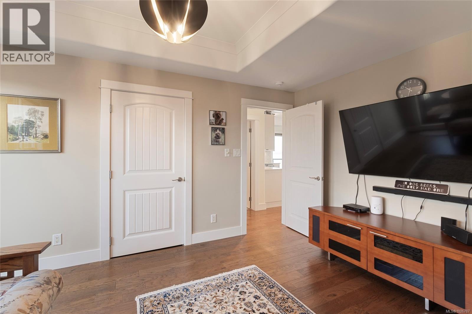 201 9949 Third Street, Sidney