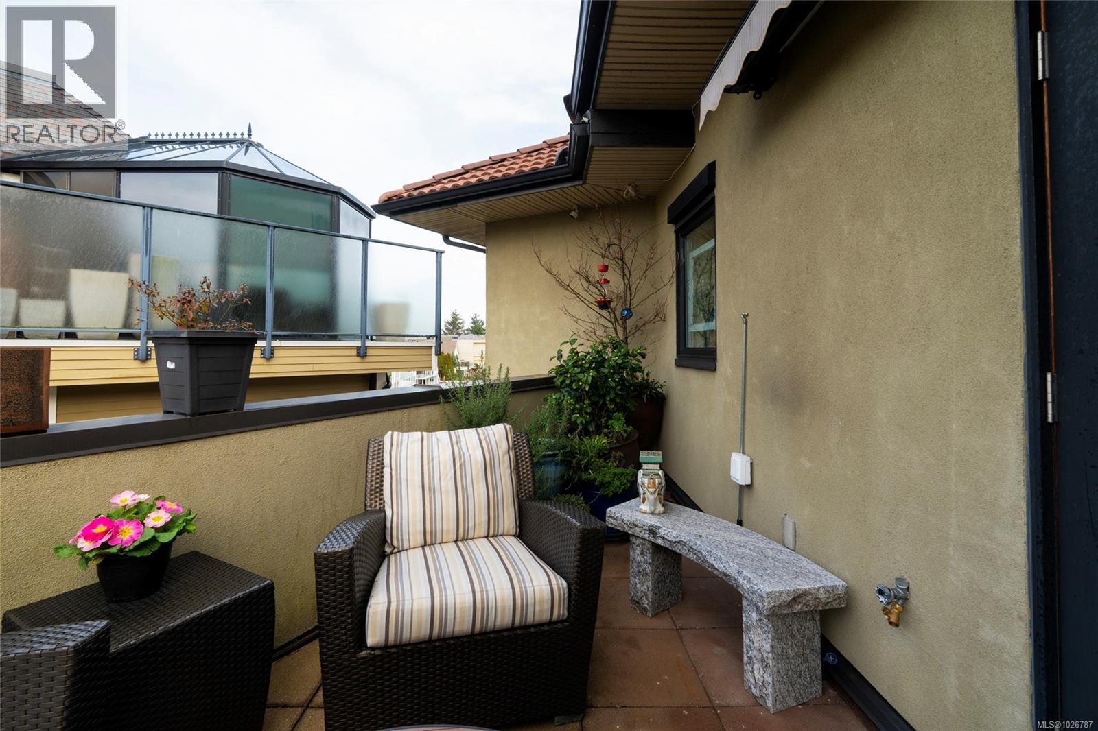 201 9949 Third Street, Sidney