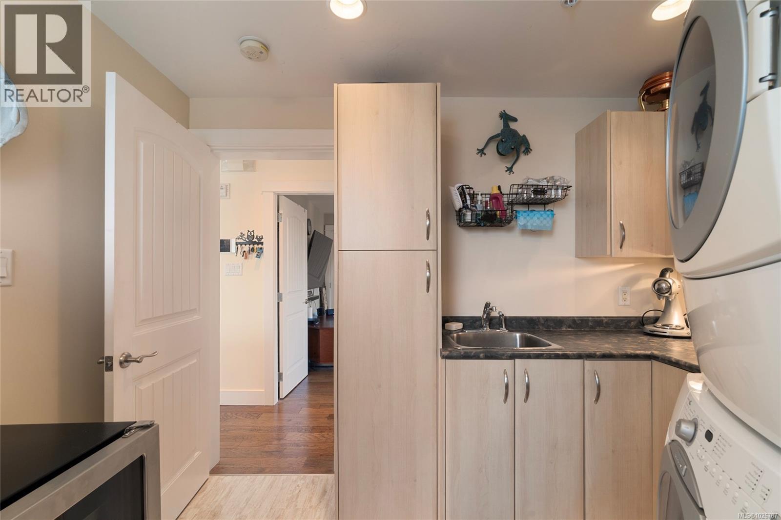 201 9949 Third Street, Sidney