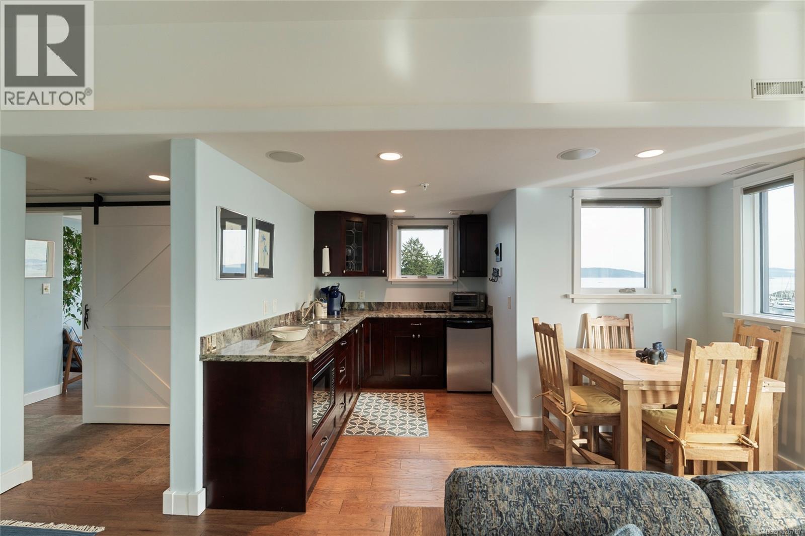 201 9949 Third Street, Sidney