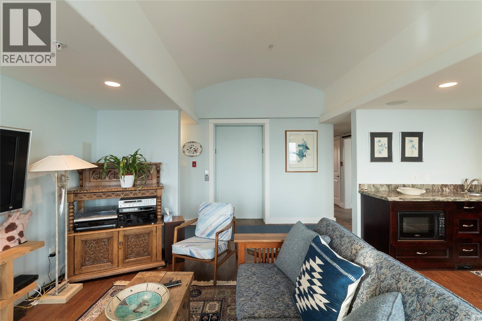 201 9949 Third Street, Sidney