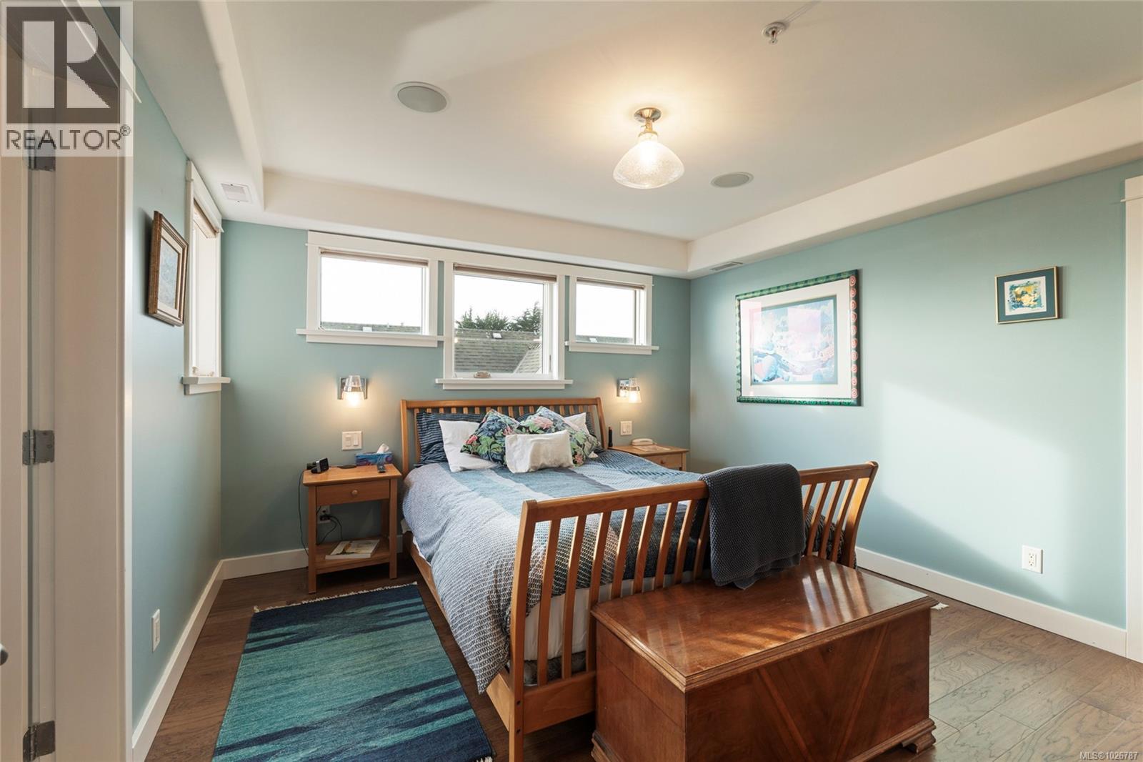 201 9949 Third Street, Sidney