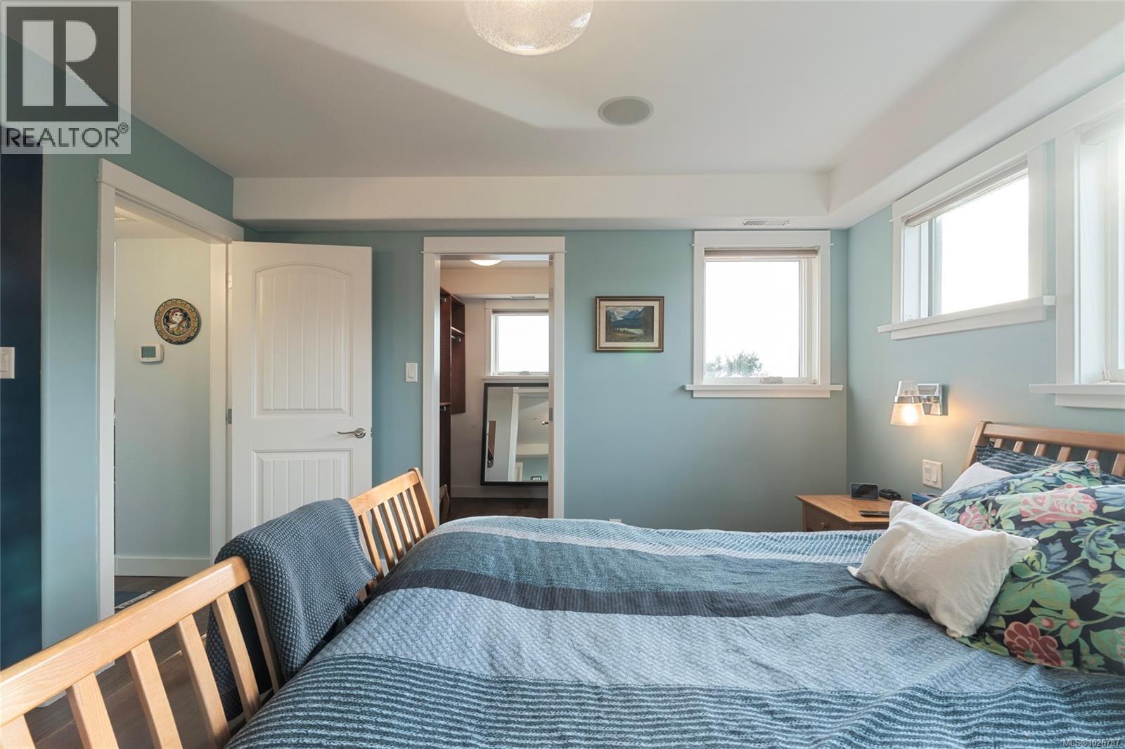 201 9949 Third Street, Sidney