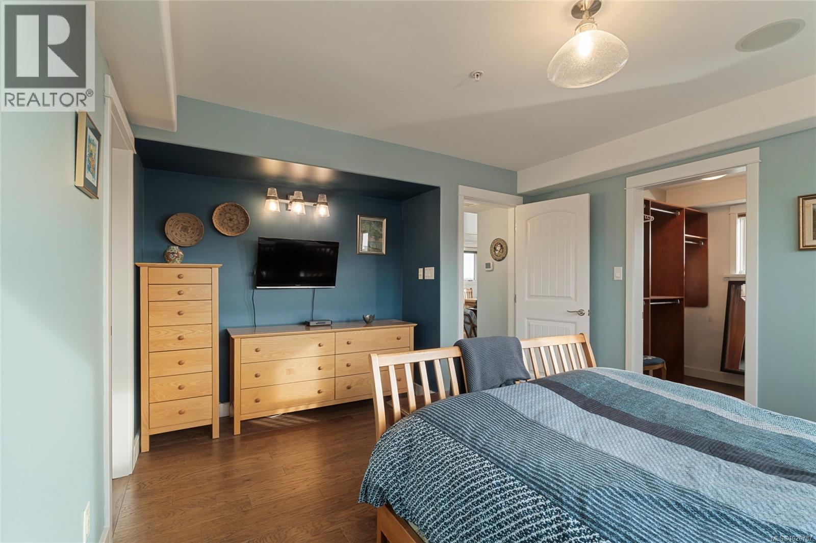 201 9949 Third Street, Sidney