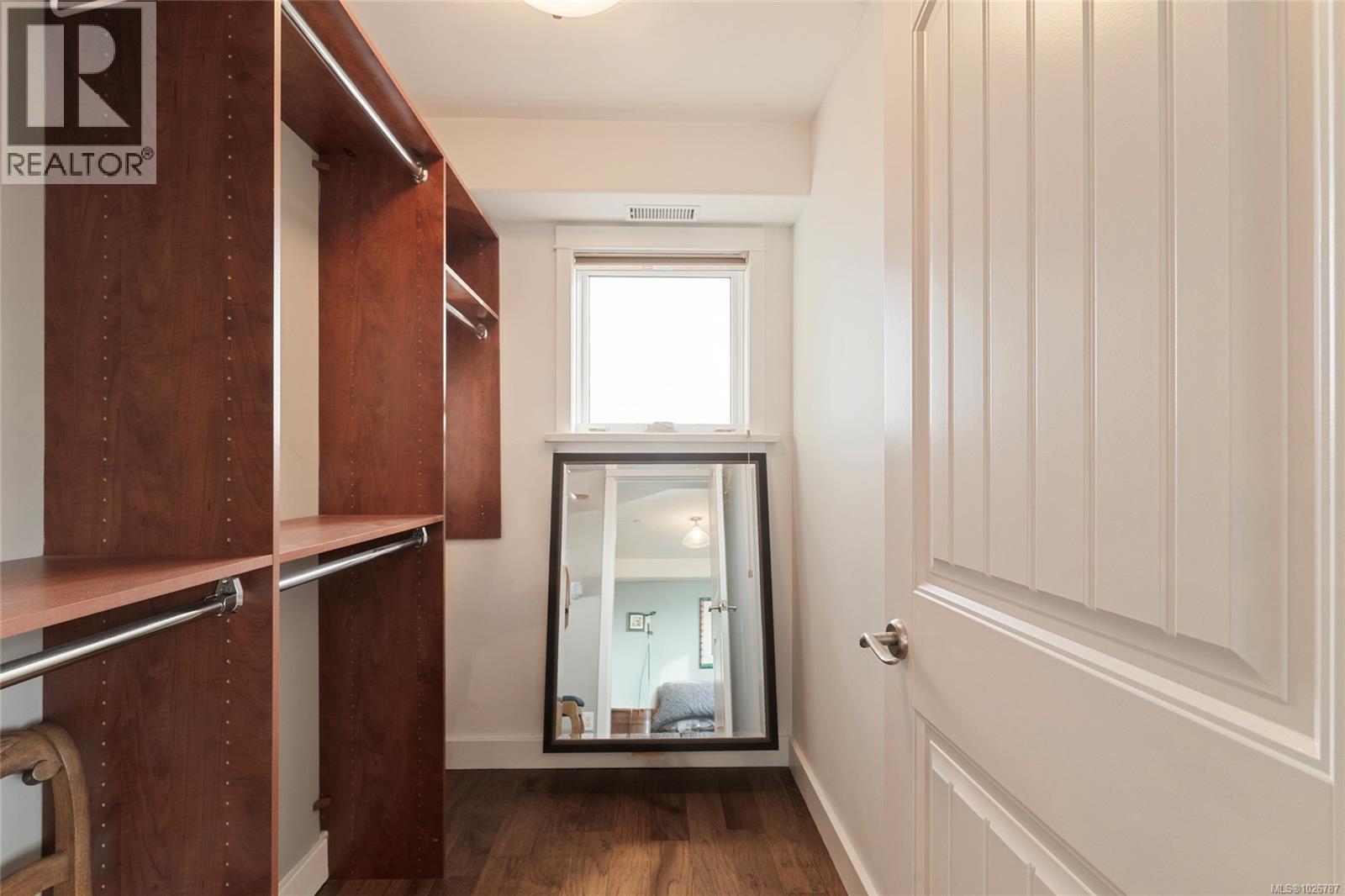 201 9949 Third Street, Sidney