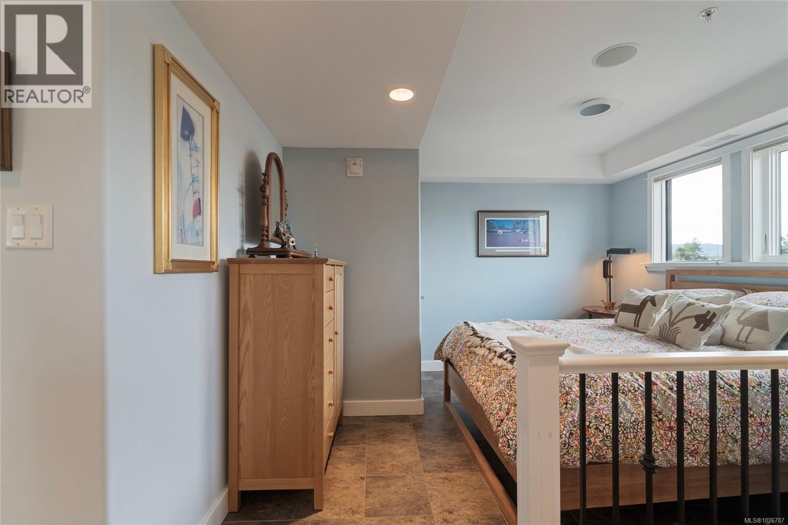 201 9949 Third Street, Sidney