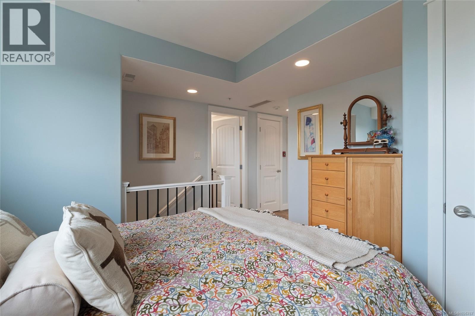 201 9949 Third Street, Sidney