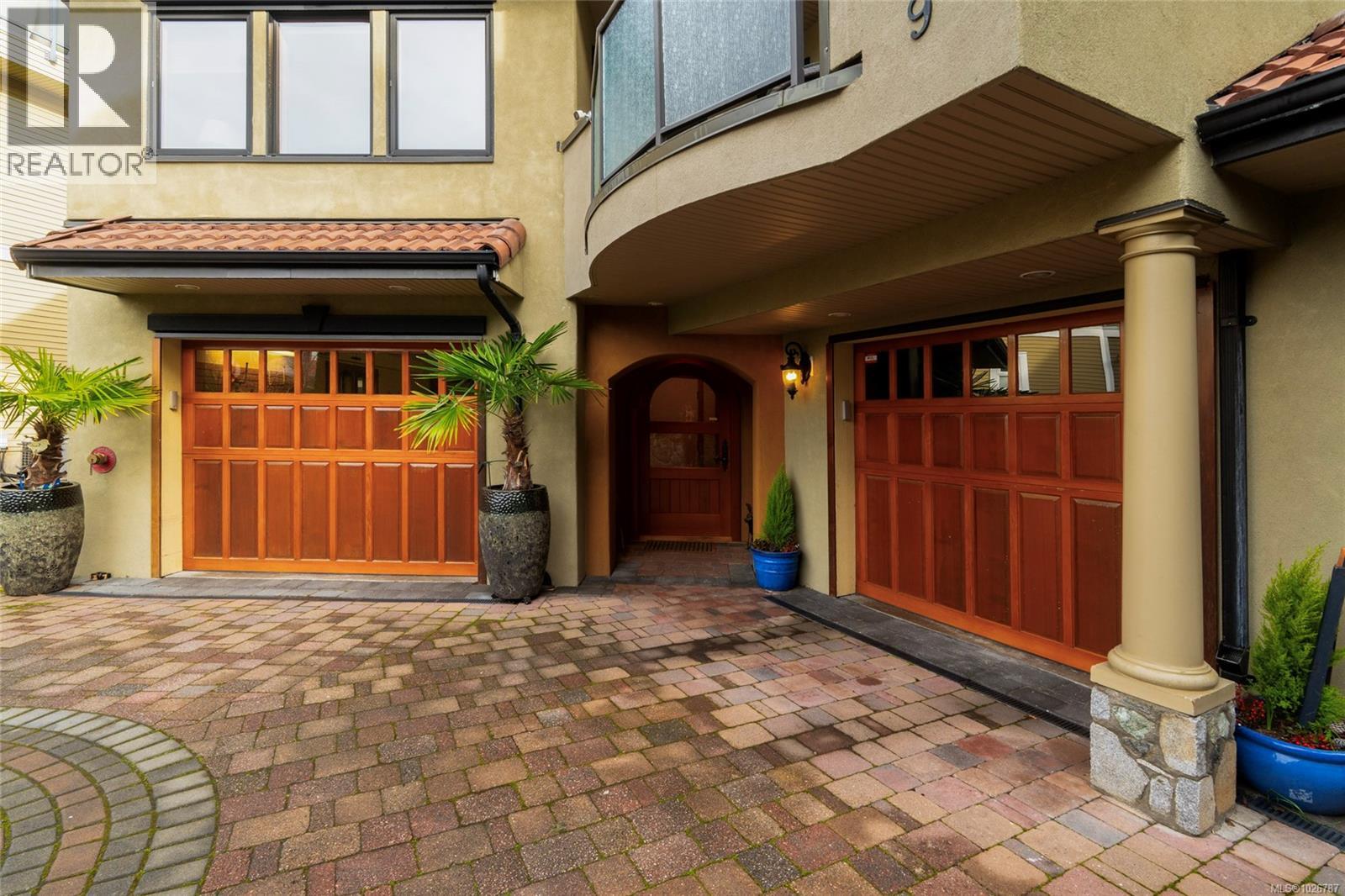 201 9949 Third Street, Sidney