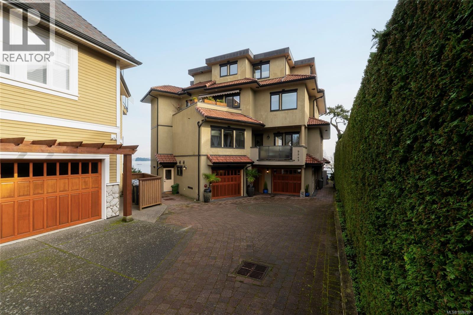 201 9949 Third Street, Sidney