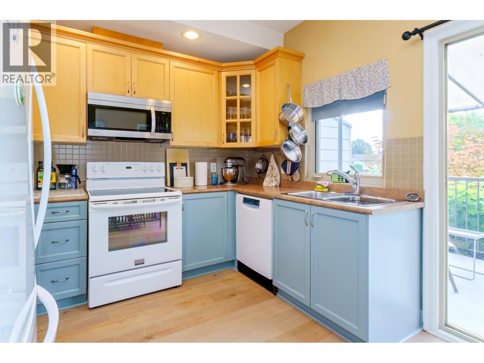 2018 FRASER AVENUE, Port Coquitlam