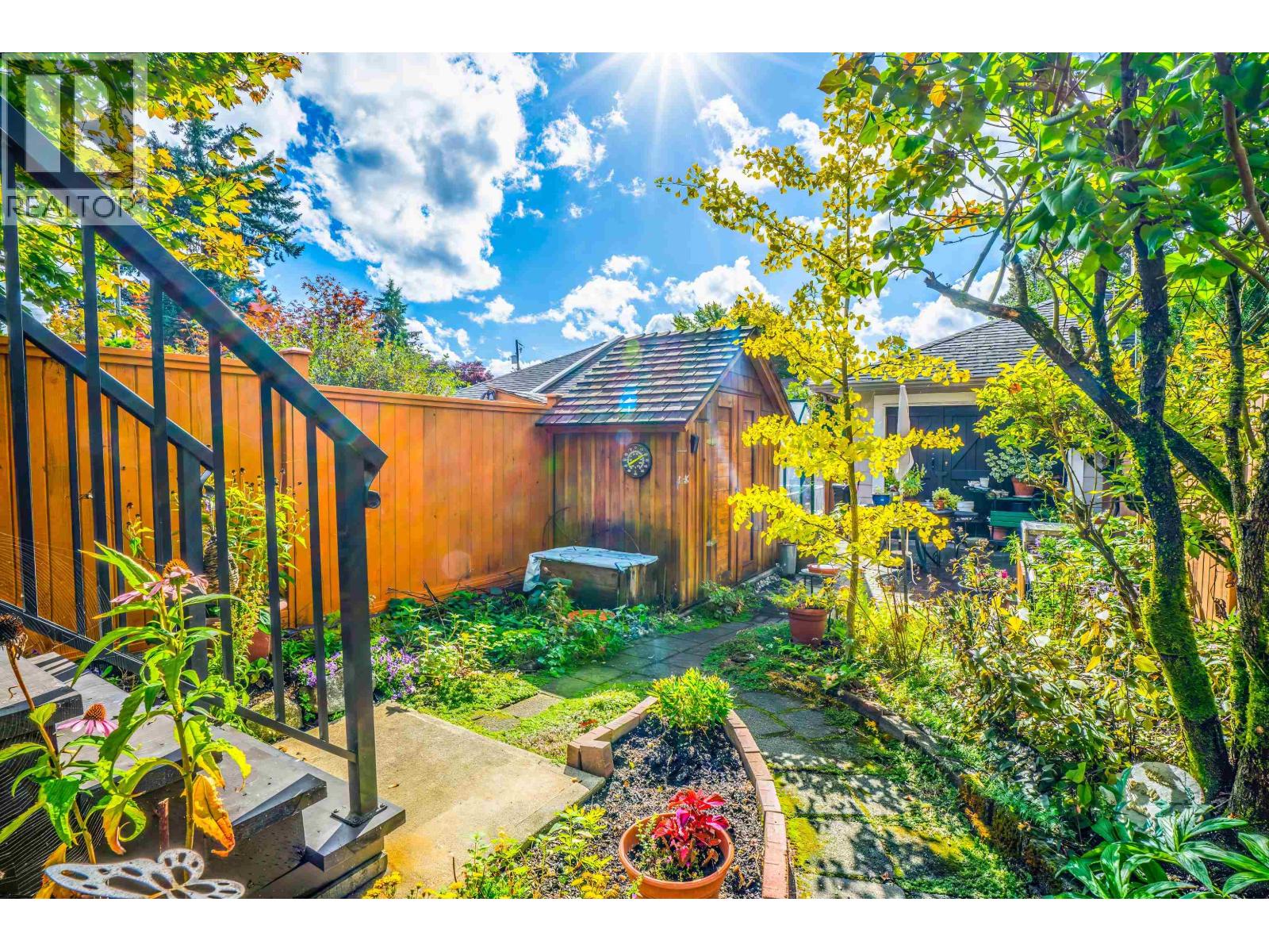 2018 FRASER AVENUE, Port Coquitlam