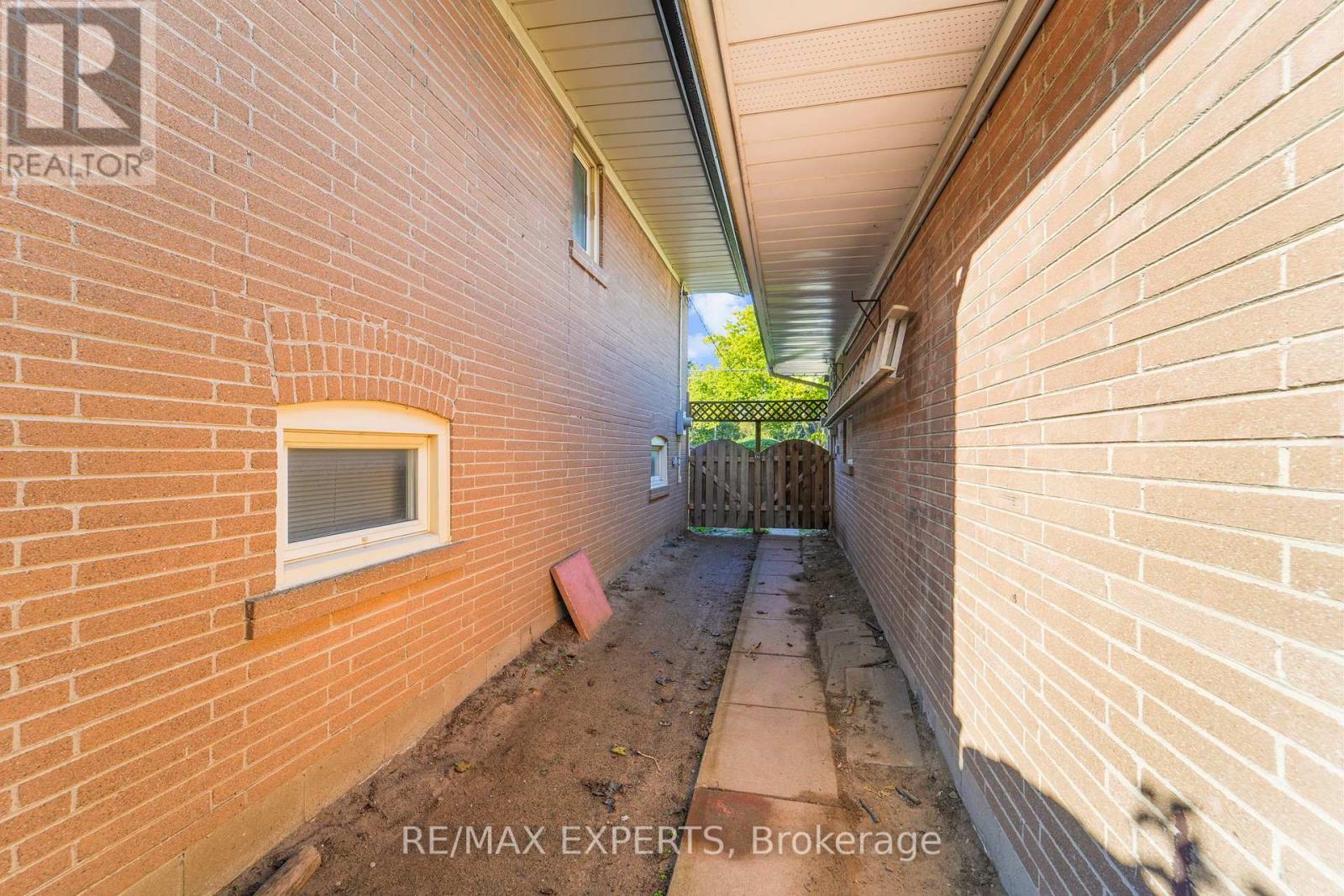 19 DUNCOMBE BOULEVARD - 12