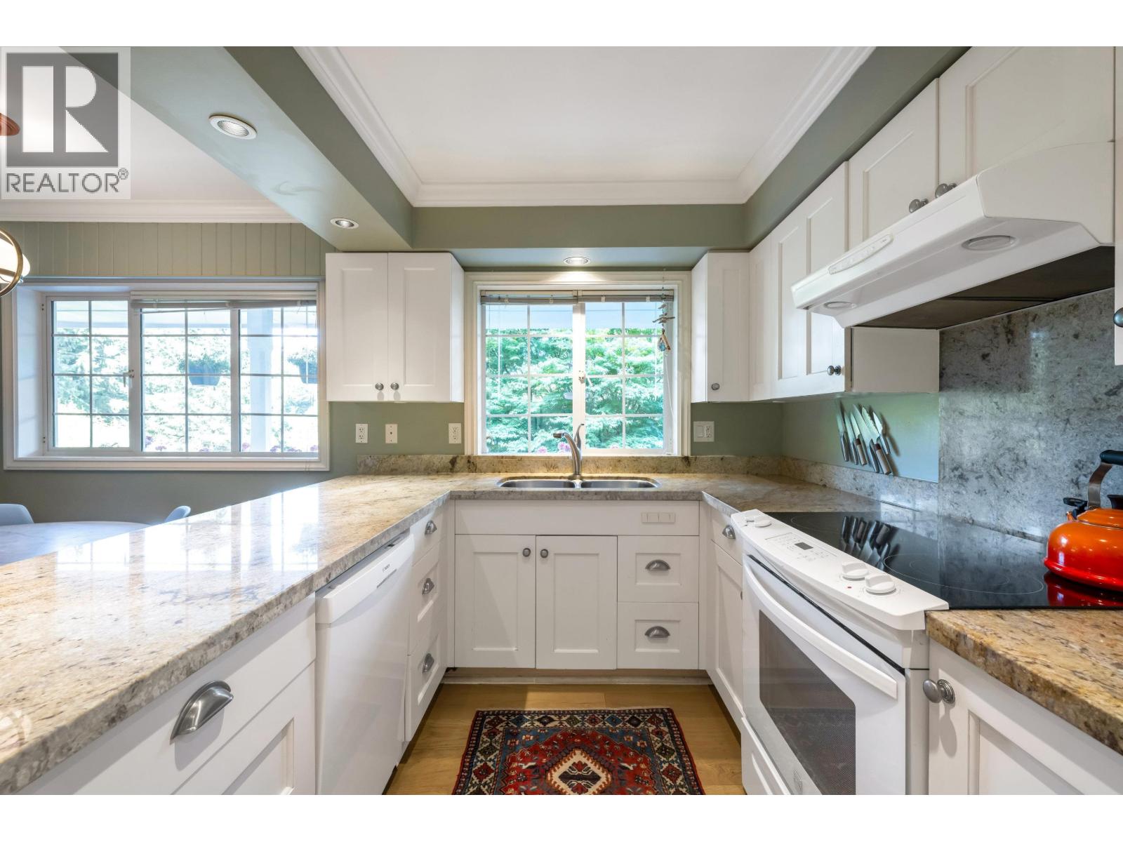 5560 GREENLEAF ROAD, West Vancouver