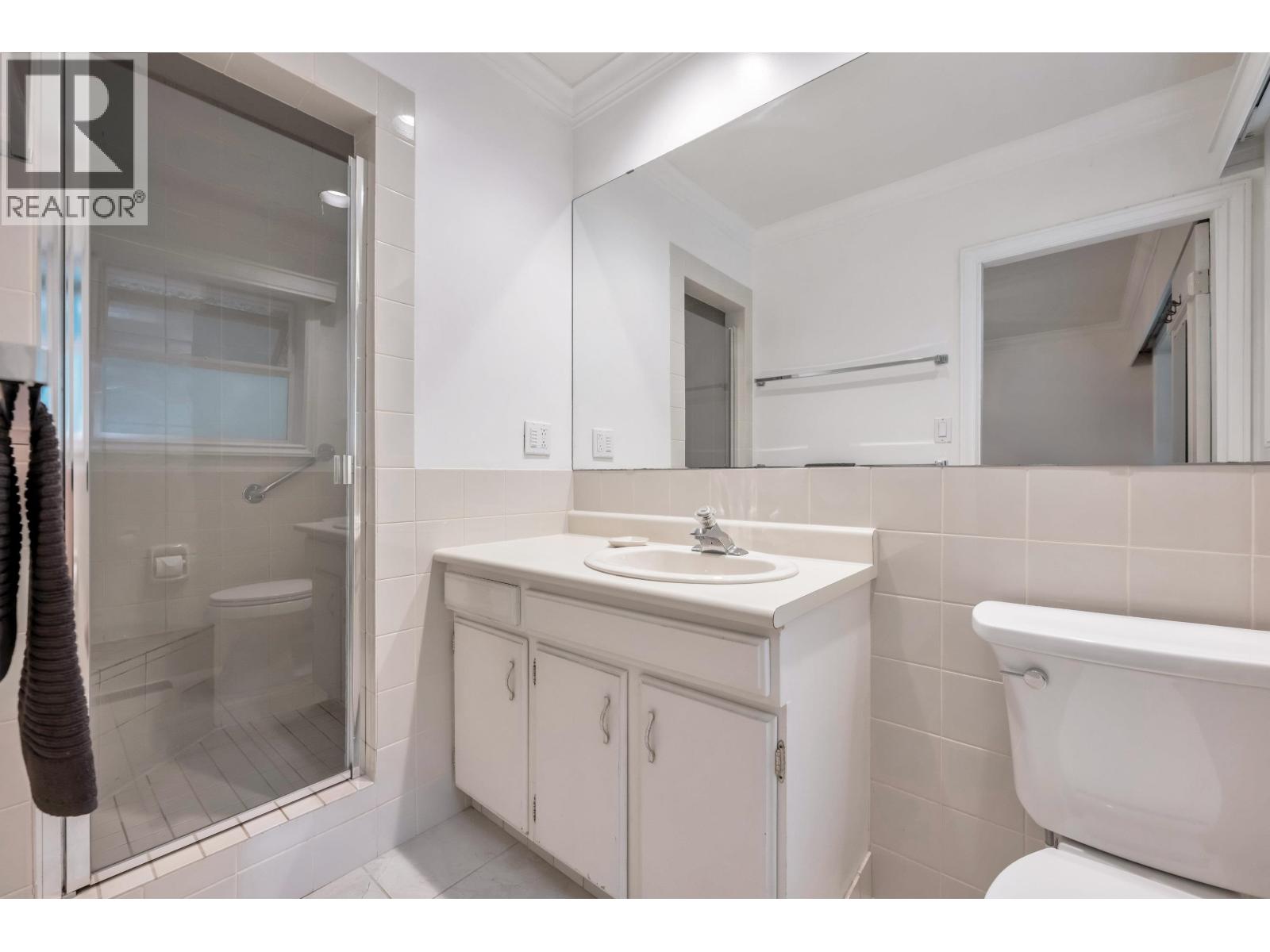 5560 GREENLEAF ROAD, West Vancouver