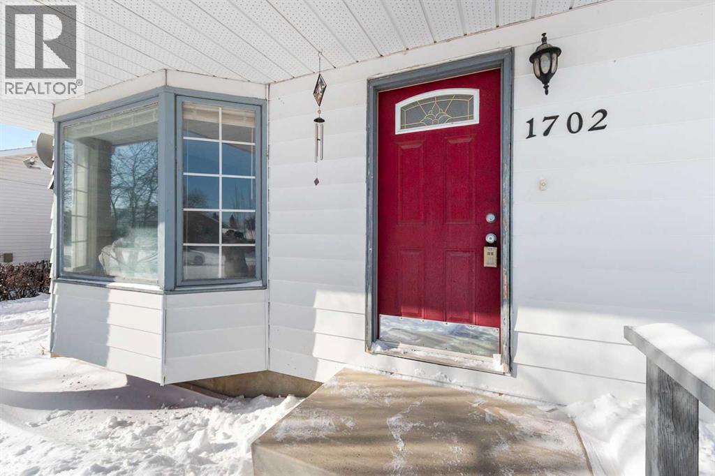 1702 15A Street - Photo 4 of 40, Didsbury, Alberta