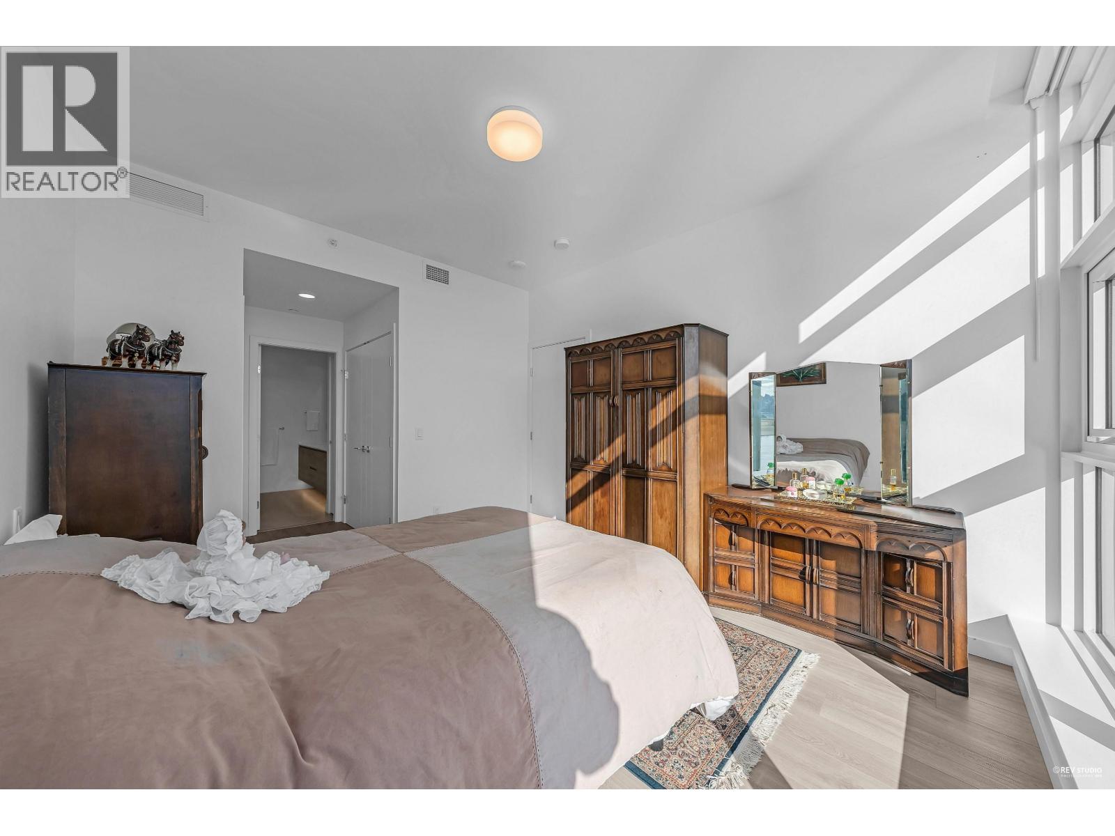 607 680 QUAYSIDE DRIVE, New Westminster