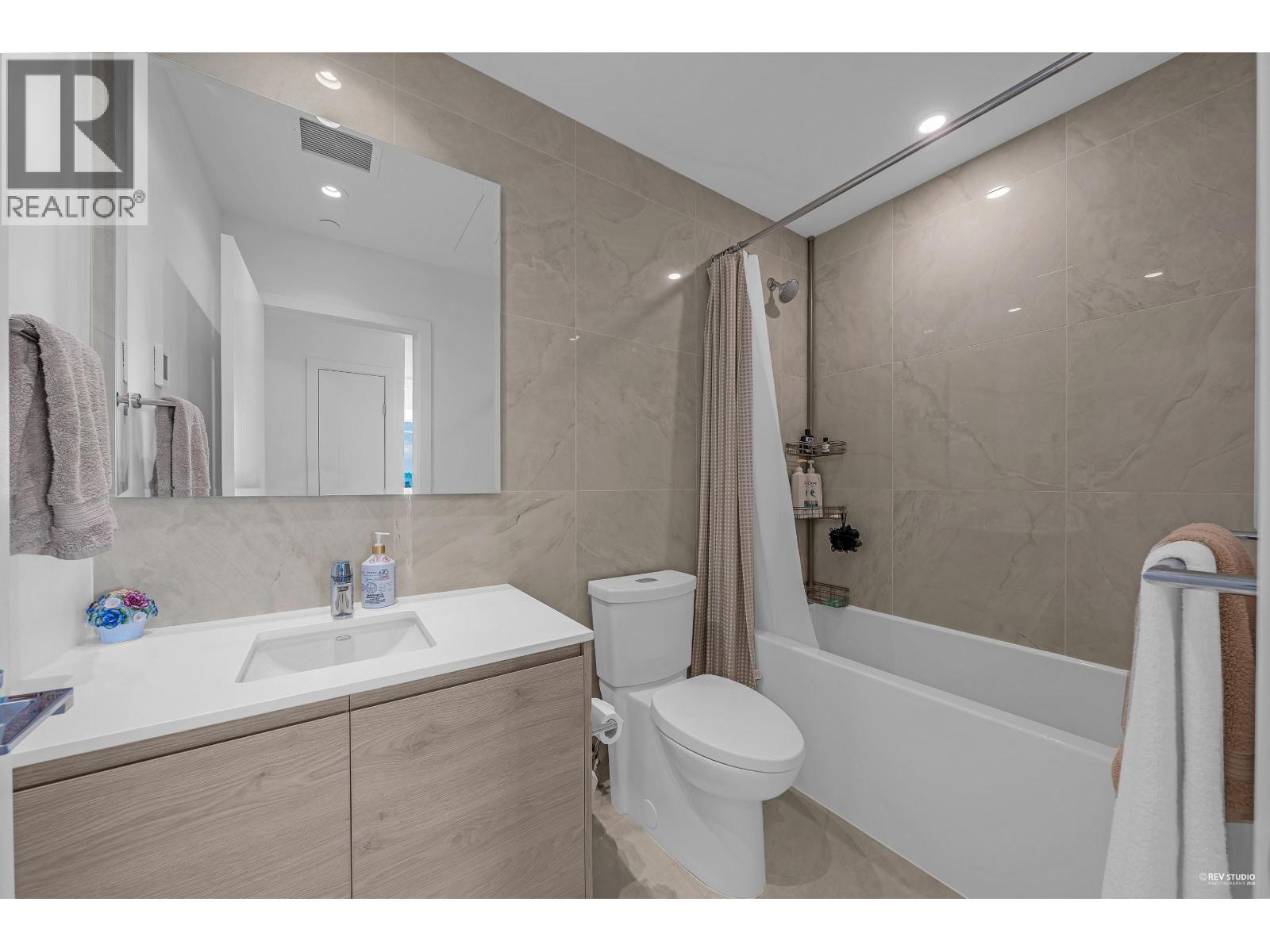 607 680 QUAYSIDE DRIVE, New Westminster