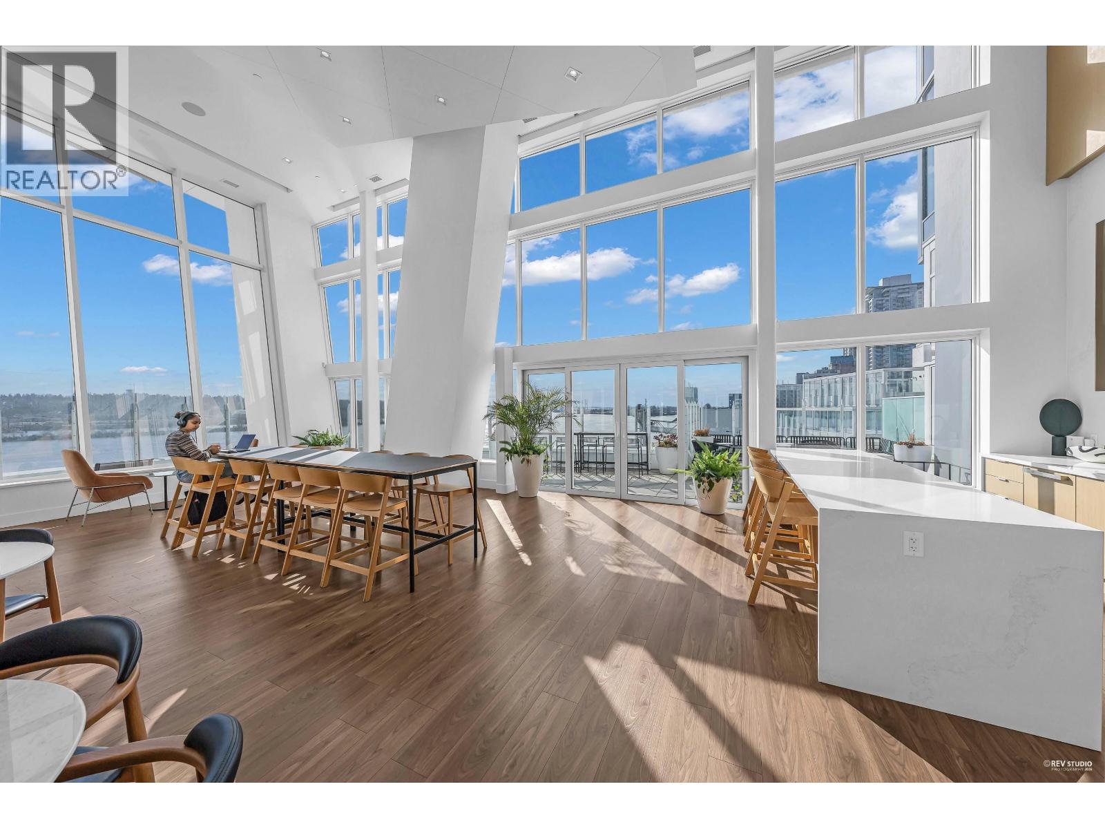 607 680 QUAYSIDE DRIVE, New Westminster