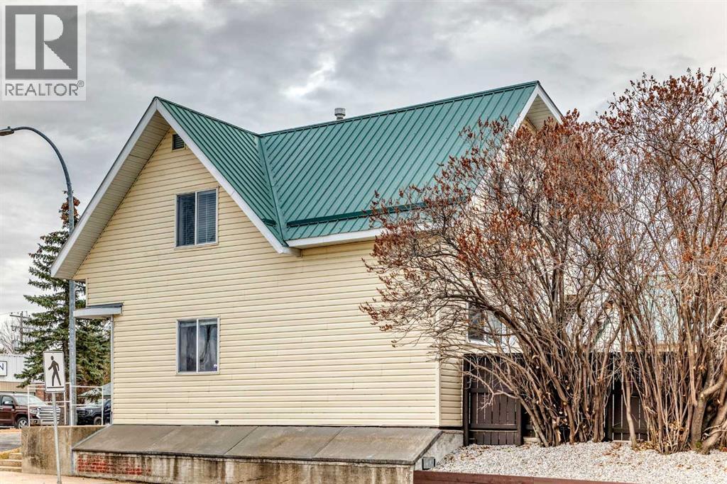 2035 20TH Avenue - Photo 3 of 50, Bowden, Alberta