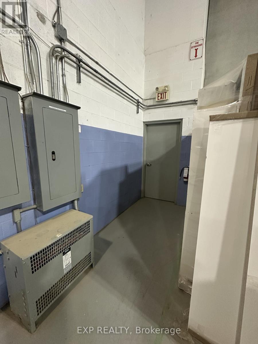 118 MILVAN DRIVE - Photo 3 of 12, Toronto (Humber Summit), Ontario