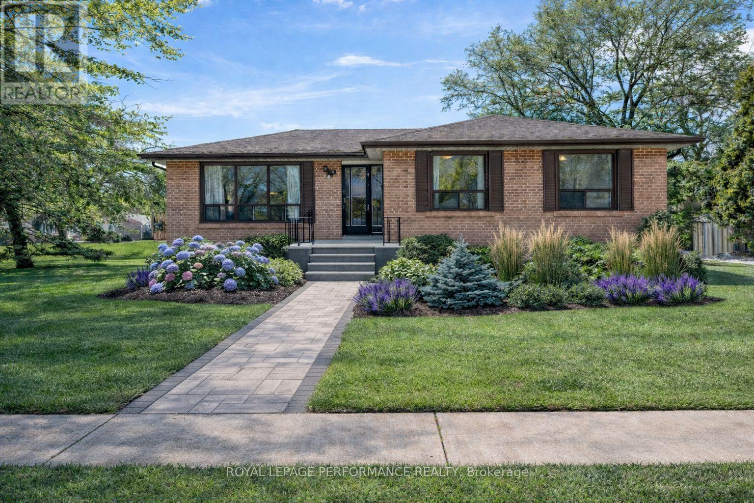 2 LITTLEWOOD CRESCENT - Photo 4 of 34, Toronto (Eringate-Centennial-West Deane), Ontario